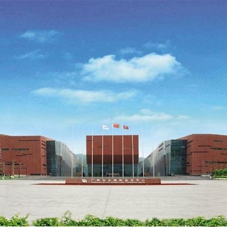 Готель Guangzhou Baiyun International Convention Center Екстер'єр фото