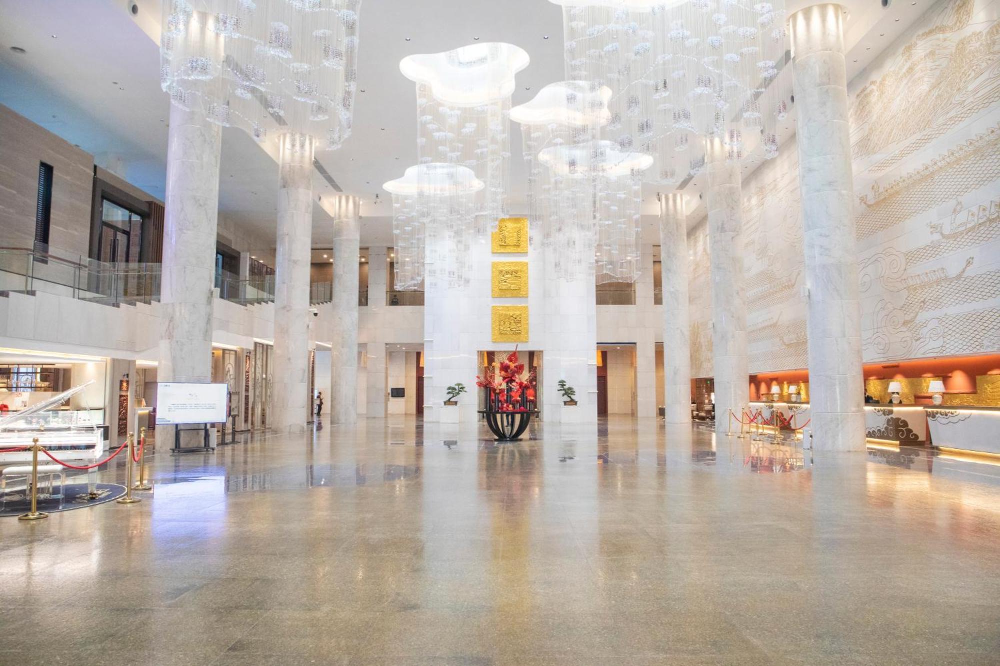 Готель Guangzhou Baiyun International Convention Center Екстер'єр фото